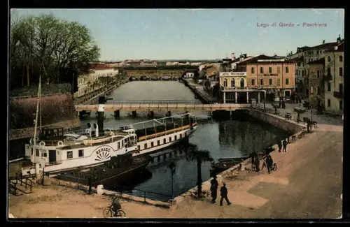 AK Peschiera /Lago di Garda, Nave a vapore ormeggiata sul canale con edifici storici e passanti