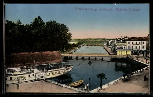 AK Peschiera del Garda, Approdo Piroscafi con barche e edifici sullo sfondo al tramonto