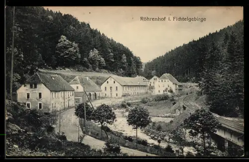 AK Röhrenhof i. Fichtelgebirge, Ortsansicht mit Fabrikgebäuden und Bahnlinie