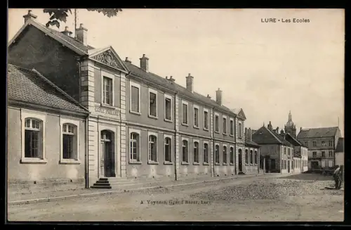 AK Lure, Les Ecoles