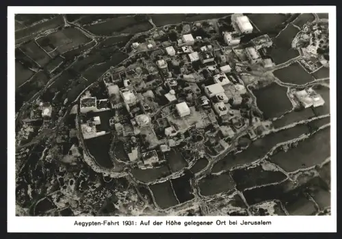 Fotografie unbekannter Fotograf und Ort, Auf der Höhe gelegener Ort bei Jerusalem vom Zeppelin aus 1931