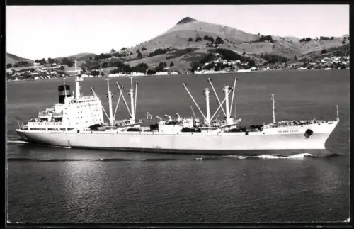 Fotografie Sowjetisches Frachtschiff 50 Let SSSR von 1973 mit Kennung KT-1101 vor bergiger Küste