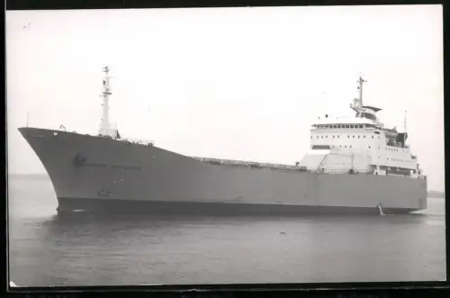 Fotografie Sowjetisches Containerschiff Inzhener Machulsky ohne Fahrt vor der Küste