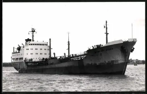Fotografie Sowjetisches Tankschiff Inzhener Ageyev von 1973 vor der Küste