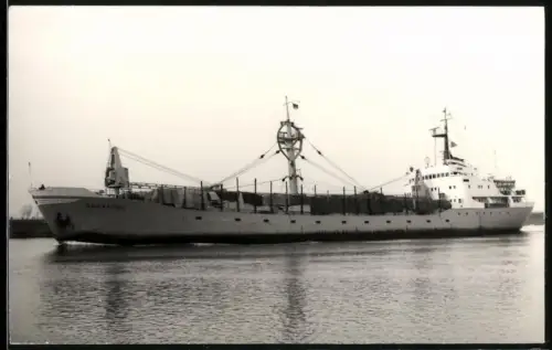Fotografie Sowjetisches Frachtschiff Inkurles mit Holzadung an Deck in Fahrt in einem Seekanal