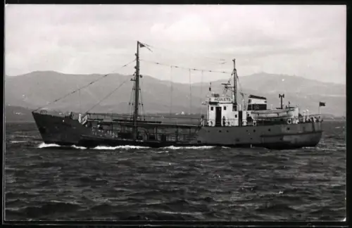 Fotografie Sowjetisches Tankschiff Ingulets in bewegter See vor der Küste