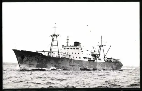 Fotografie Sowjetisches Frachtschiff Iney in Fahrt in bewegter See