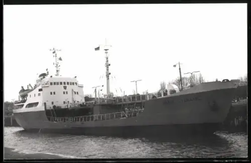 Fotografie Sowjetisches Tankschiff Imant Sudmalis in einem Hafen
