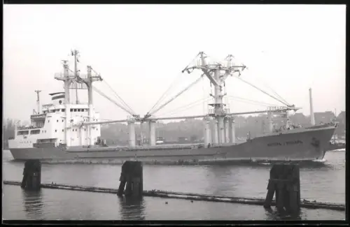 Fotografie Sowjetisches Frachtschiff Igor Grabar mit Schwergut-Ladebäumen in einem Hafen