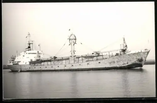Fotografie Sowjetisches Frachtschiff Igarkales mit Holzladung an Deck