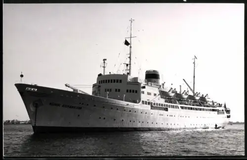 Fotografie Sowjetisches Passagierschiff Feliks Dzerzhinsky vor Anker liegend
