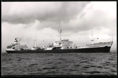 Fotografie Sowjetisches Tankschiff Gheorge Gheorgiu Dej vor Anker liegend
