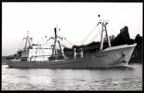 Fotografie Sowjetisches Frachtschiff Janales in einem Seekanal