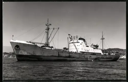 Fotografie Sowjetisches Frachtschiff Jana mit Kennung PT-3507 vor der Küste vor Anker liegend