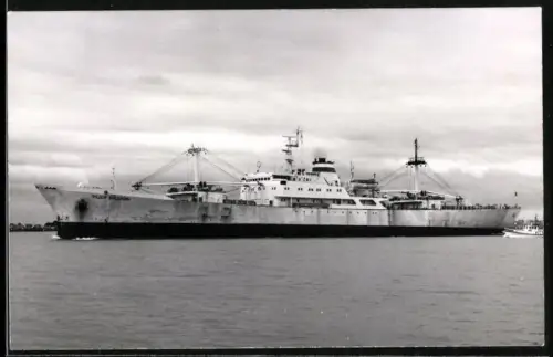 Fotografie Sowjetisches Frachtschiff Fedor Bredikhin und Barkasse vor der Küste