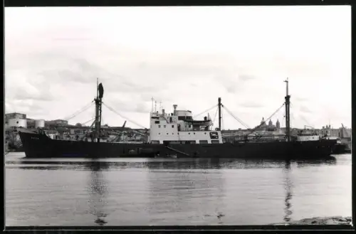 Fotografie Sowjetisches Frachtschiff Fatezh im Hafen vor Anker liegend