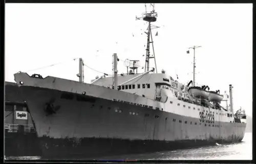 Fotografie Sowjetisches Fang- und Verarbeitungsschiff Hans Leberecht mit Kennung EB-0229 an der Kaimauer