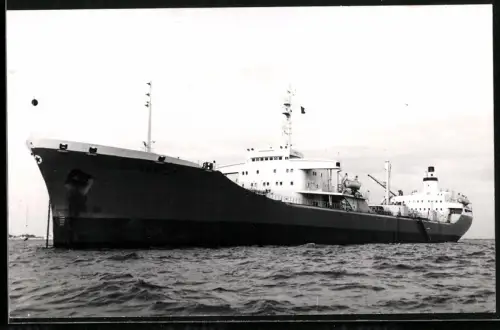 Fotografie Sowjetisches Tankschiff Hanoi vor Anker liegend