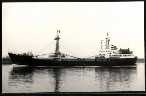 Fotografie Sowjetisches Frachtschiff Haapsalu in Fahrt in einem Seekanal