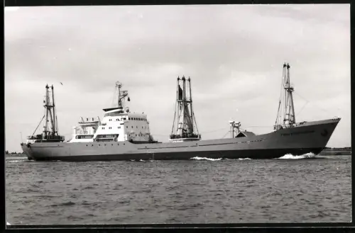 Fotografie Sowjetisches Frachtschiff Gus-Khrustalny in Fahrt
