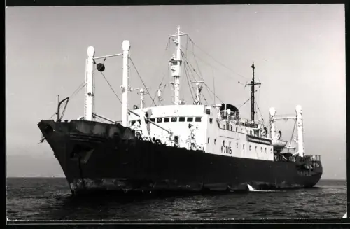 Fotografie Sowjetisches Fang- und Verarbeitungsschiff Gurzuf mit Kennung K 7015 vor Anker liegend