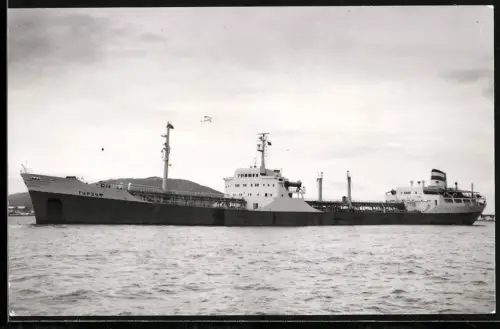 Fotografie Sowjetisches Tankschiff Gurzuf vor der Küste