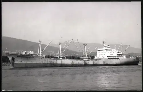 Fotografie Sowjetisches Frachtschiff Ivan Kotlarevsky vor der Küste