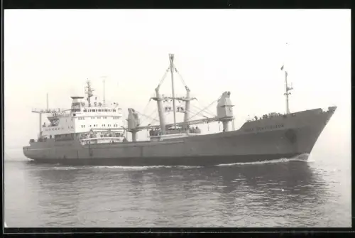 Fotografie Sowjetisches Frachtschiff Ivan Prokrovksy mit Schwergut-Ladebäumen an Deck