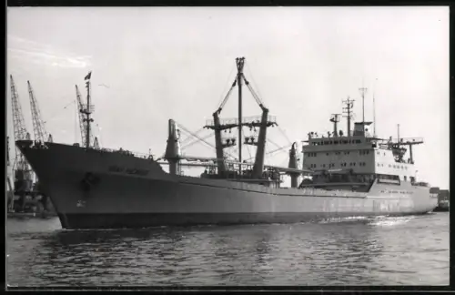 Fotografie Sowjetisches Frachtschiff Ivan Rusakov mit Schwergut-Ladebäumen im Hafen