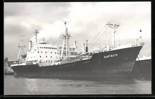 Fotografie Sowjetisches Frachtschiff Biryusa im Hafen vor Anker liegend