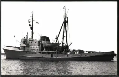 Fotografie Sowjetisches Hochsee-Schlepper Besstrashny von 1963 vor Anker liegend