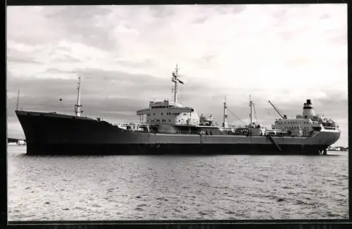 Fotografie Sowjetisches Tankschiff Belgrad von 1964 ohne Fahrt im Hafen liegend