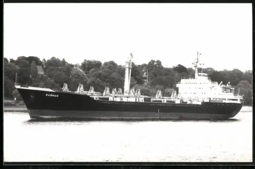 Fotografie Sowjetisches Frachtschiff Baymak vor der Küste