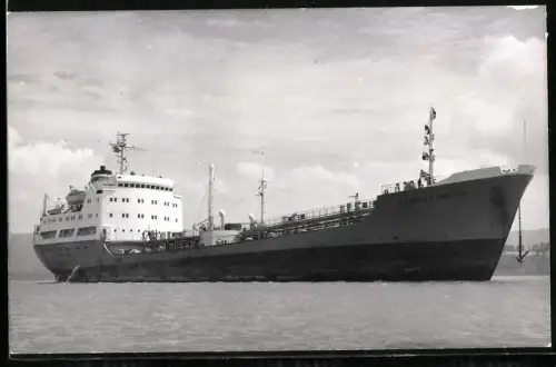 Fotografie Sowjetisches Tankschiff Kapitan Izotov nach Heissen des Ankers