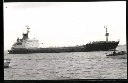 Fotografie Sowjetisches Frachtschiff Gudin tief beladen in Fahrt