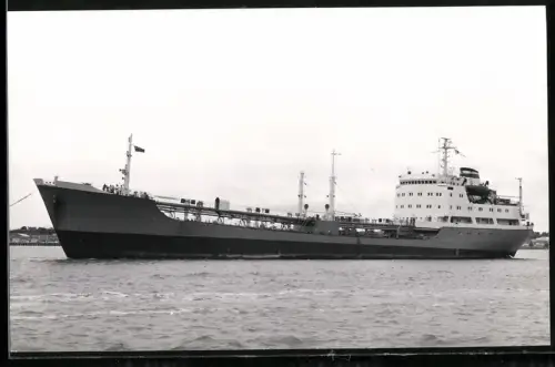 Fotografie Sowjetisches Tankschiff Kapitan Docenko von 1975 im Schlepp