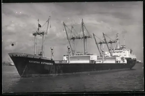 Fotografie Sowjetisches Frachtschiff Kapitan Burmakin vor Anker liegend
