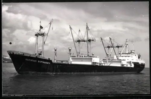 Fotografie Sowjetisches Frachtschiff Kapitan Burmakin von 1976 vor Anker liegend