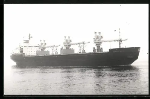 Fotografie Sowjetisches Frachtschiff Kapitan Bochek mit Schwergut-Ladebäumen in Fahrt