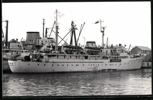 Fotografie Sowjetisches Passagierschiff Kanin im Hafen längsseits von Frachtschiff