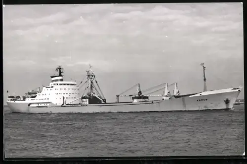 Fotografie Sowjetisches Frachtschiff Kanev mit Schwergut-Ladebäumen langsame Fahrt laufend