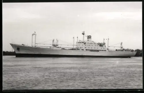 Fotografie Sowjetisches Frachtschiff Kandava in Seitenansicht