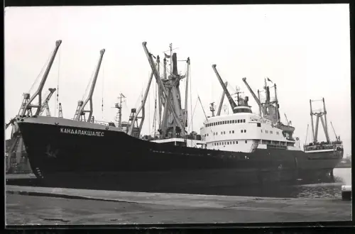 Fotografie Sowjetisches Frachtschiff Kandalakshales von 1963 im Hafen an der Kaimauer