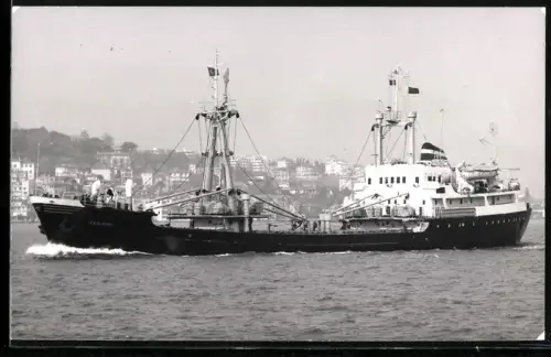 Fotografie Sowjetisches Frachtschiff Kalmius von 1967 vor der Küste