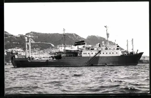 Fotografie Sowjetisches Fang- und Verarbeitungsschiff Kalisto vor der Küste