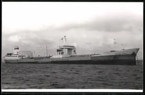Fotografie Sowjetisches Tankschiff Giordano Bruno vor Anker liegend