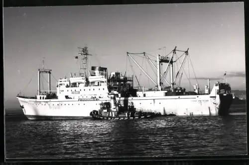 Fotografie Sowjetisches Fang- und Verarbeitungsschiff Geroi Eltigena aus Kertsch, Kennung FD-0338, Schlepper längsseits