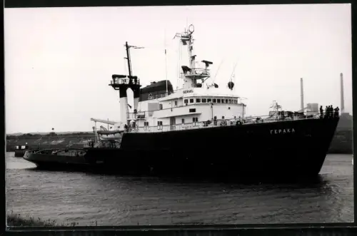 Fotografie Sowjetischer Hochseeschlepper Gerakl in einem Seekanal vor Fabrikgelände