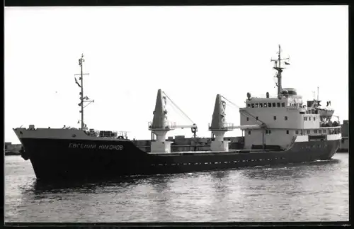 Fotografie Sowjetisches Frachtschiff Yevgeny Nikonov mit Schwergut-Ladebäumen im Hafen