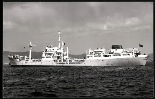 Fotografie Sowjetisches Tankschiff Erebus ohne Fahrt auf Reede liegend